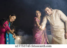 retrato, de, um, homem adulto meio, com, dois, mulheres jovens, e, um, menina, celebrando, um, diwali, festival