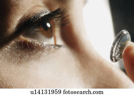 close-up, de, mulher, pondo dentro, um, lente contato