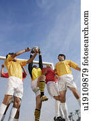 jugadores del fútbol, saltar, para, pelota, opinión de ángulo baja