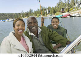 tres familia generación, en, viaje de la pesca, sonriente, (portrait)
