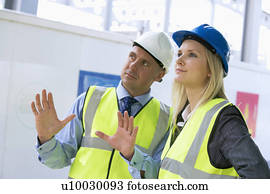 mulher jovem, e, construção, gerente, ligado, um, construção, local.