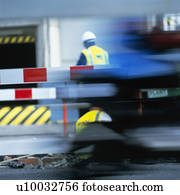 trabalhador construção, atrás de, segurança, barreiras, durante, estrada, manutenção, work.