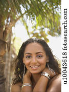 jovem-adulto, fêmea preta, sorrindo, e, fazer, olho, contact.