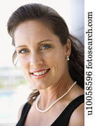 retrato, de, mid-adulto, caucasiano, femininas, sorrindo, e, fazer, olho, contact.