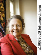 idoso, caucasiano, mulher, por, janela, em, comunidade aposentadoria, center.