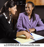 africano-americano, e, indianas, adulto jovem, sorrindo, mulheres negócio, trabalhe, em, escritório.