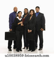 multi-ethnic, empresa / negocio, grupo de hombres, y, mujeres, posición, con, maletines, el mirar, viewer.