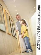 avô, com, neto, em, galeria arte