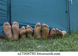 quatre, gens, pieds, sortir, de, tente, door.