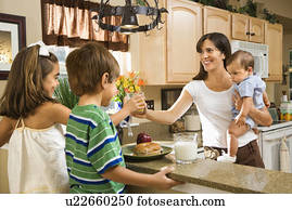 família, em, cozinha, com, pequeno almoço