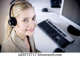 mujer sonriente, llevando, un, centro de la llamada, auriculares