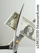 closeup, de, tesouras, corte, dinheiro