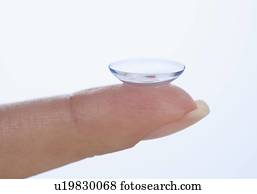 dedo, com, lente contato
