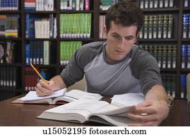 macho, estudante universitário, estudar, em, biblioteca