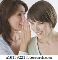 mulher, dizendo segredo, para, amigo