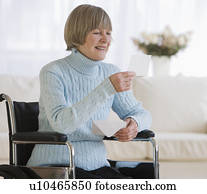 oude vrouw, in, wheelchair, lezende brief