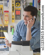 escrevente vendas, conversa telefone, em, loja de ferragens