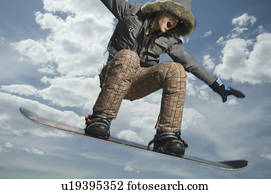 opinión de ángulo baja, de, snowboarder, saltar