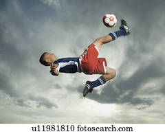 opinión de ángulo baja, de, jugador del fútbol, saltar