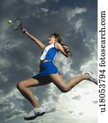 opinión de ángulo baja, de, jugador del tenis, saltar