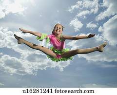 opinión de ángulo baja, de, niña, saltar