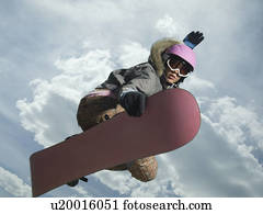 vista baixa ângulo, de, snowboarder, pular