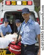 EMTs, carregando, paciente, em, ambulância