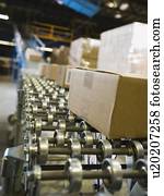 pacotes, ligado, correia transportadora, em, armazém