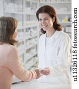 farmacêutico, ajudando, mulher sênior, com, prescrição