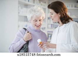 farmacêutico, ajudando, mulher sênior, com, prescrição