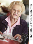 oude vrouw, lezende krant