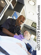 socorrista, assistindo, para, paciente ambulância