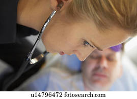 socorrista, usando stethoscope, ligado, paciente ambulância