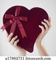 close-up, de, mulher segura, dia dos namorados, coração, caixa