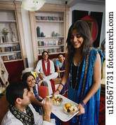 amigos, comer, doces, durante, Diwali