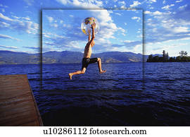 junge, springende, in, see, mit, erdball, strandball junge, springende, in, see, mit, erdball, strandball