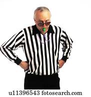 árbitro, com, mãos quadrils, soprando, um, apito