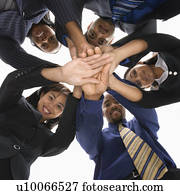 bas angle, portrait, de, multi-ethnique, business, groupe hommes, et, femmes, à, mains, dans, huddle.
