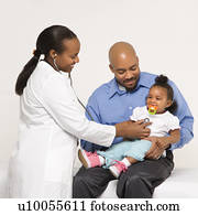 fêmea africano-americana, pediatra, examinando, menina bebê, sendo, segurado, por, father.