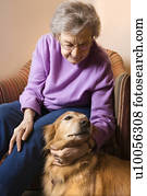 idoso, caucasiano, mulher, em, quarto, em, comunidade aposentadoria, centro, acariciar, terapia, dog.