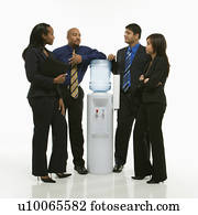 multi-ethnique, business, groupe hommes, et, femmes, debout, à, refroidisseur eau, conversing.
